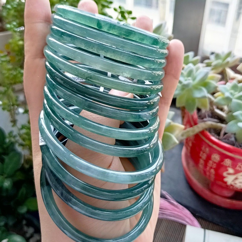 Vòng tay ngọc bích A dạng tròn mỏng, chất liệu ngọc bích tự nhiên, màu xanh nước – xanh tím, bề mặt bóng mịn, hoa văn nổi tự nhiên — Vòng tay thanh mảnh ngọc A hàng chính hãng đảm bảo A chi tiết 6