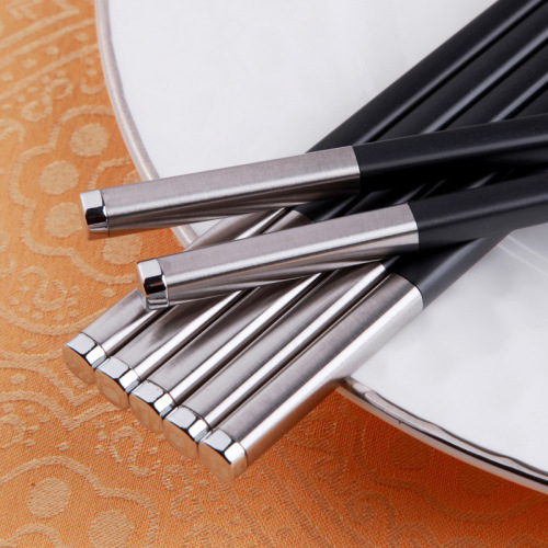 Chopstick Station offers customizable logo printing—hotel-style disposable head-changing chopsticks, hot pot restaurant-compatible jointed utensils, and individual chopsticks designed for one person per set.