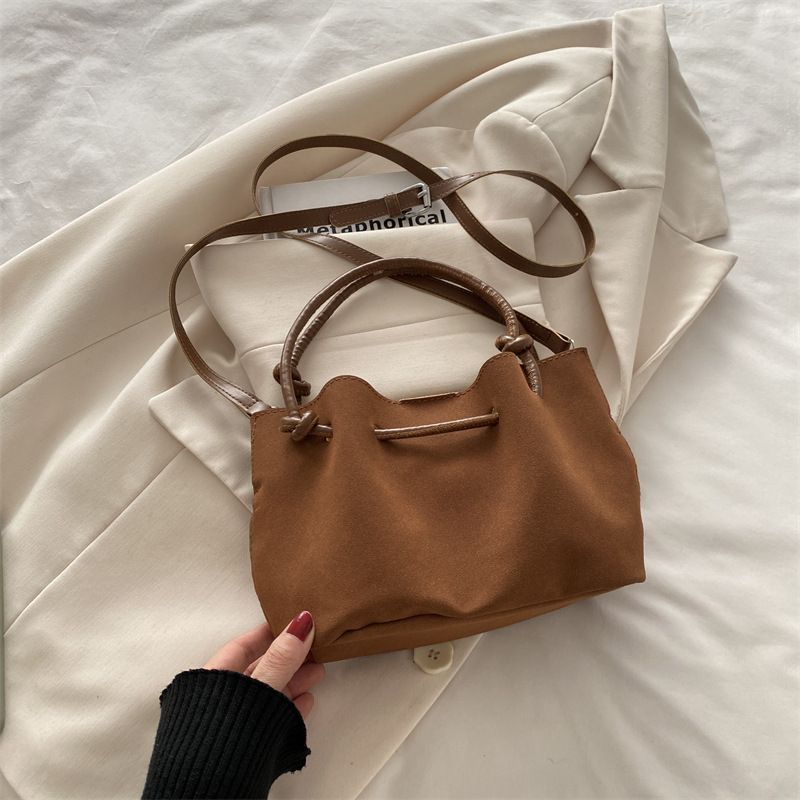 Bolso de mano de gran capacidad de viaje retro 2024 invierno nuevo estilo universal de alta sensación de hombro mochila bolso especial para mujeres