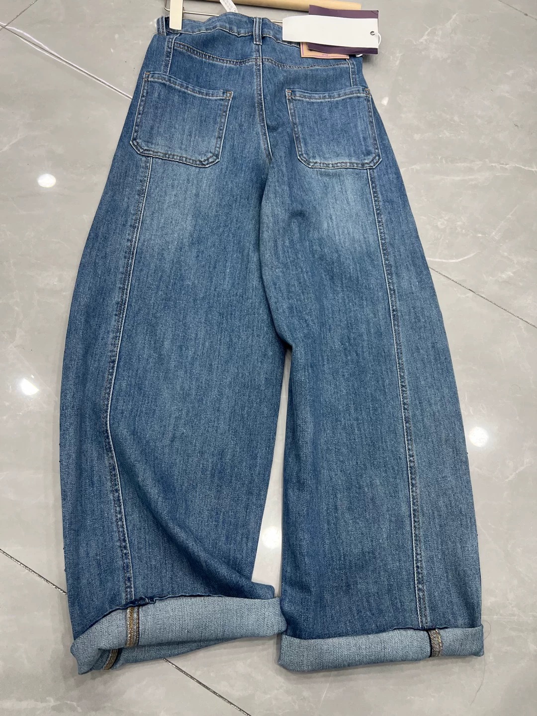 Dames jeans met wijde pasvorm en rechte pijpen met strass_voghion.com