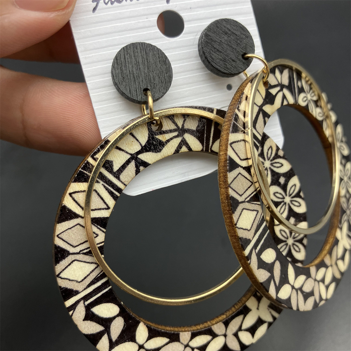 1 Pair Vacation Round Stoving Varnish Flakes Wood Drop Earrings display picture 1