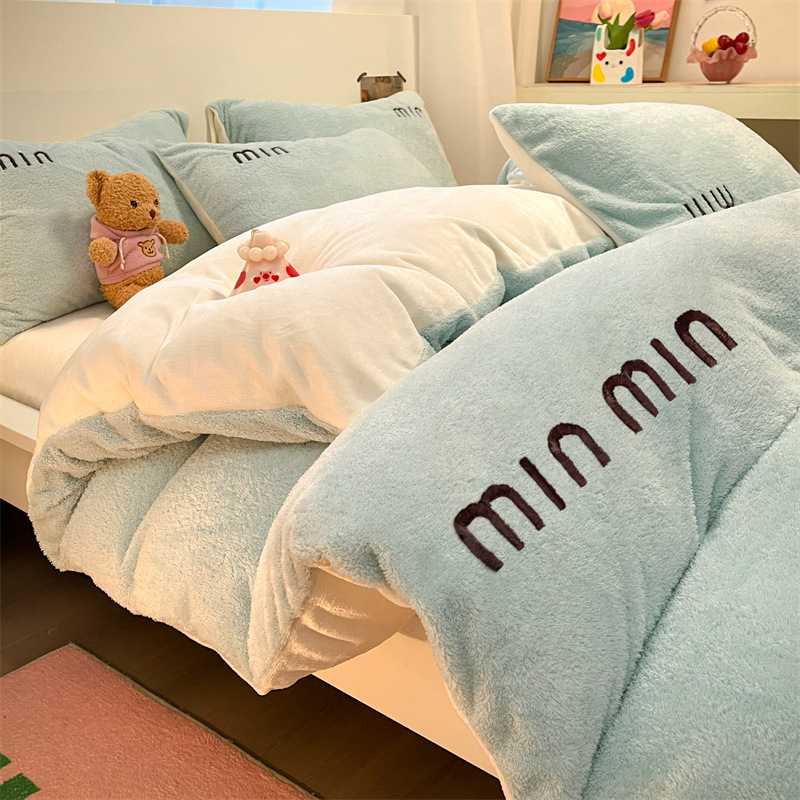 2024 nueva categoría más terciopelo grueso de lana de leche de invierno traje de cuatro piezas invierno invierno conejo felpa funda de edredón de lana de coral