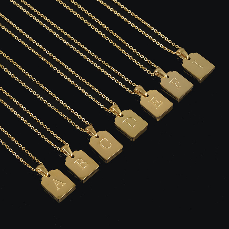 Colar com pingente de letra personalizado em aço dourado_voghion.com