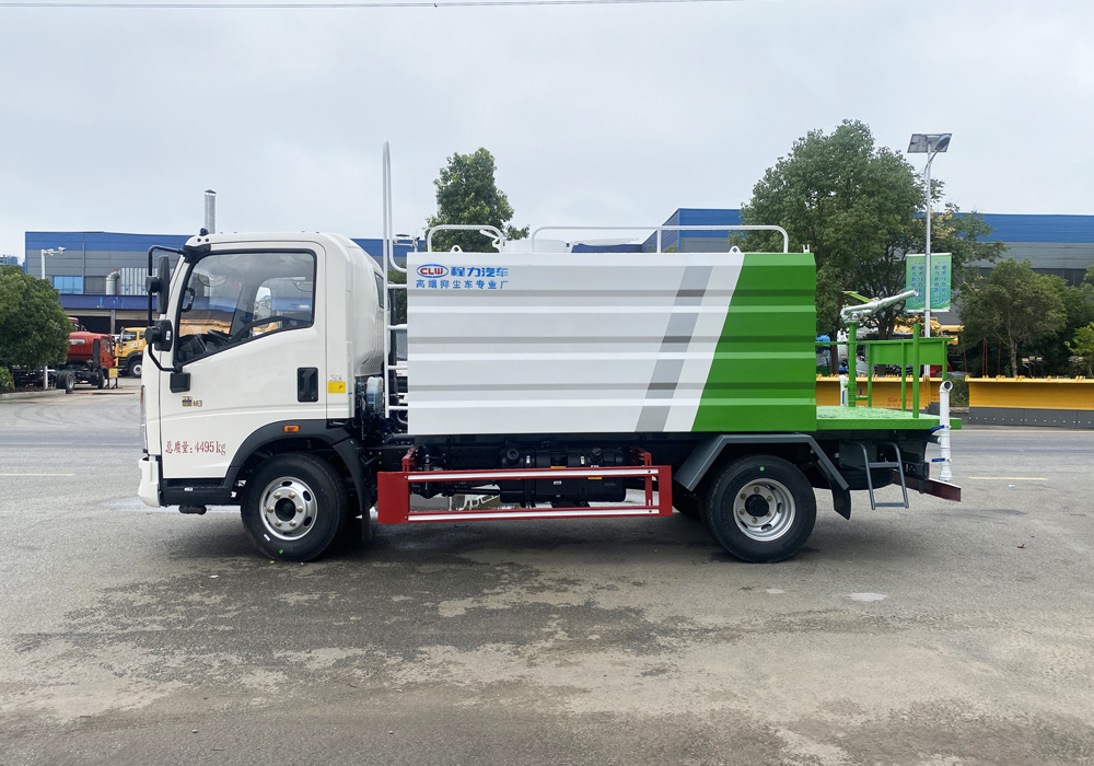 7-ton blue license plate heavy-duty HOWO sprinkler truck, Hubei Chengli brand 7-cubic-meter landscaping and construction site sprinkler truck, dust suppression vehicle