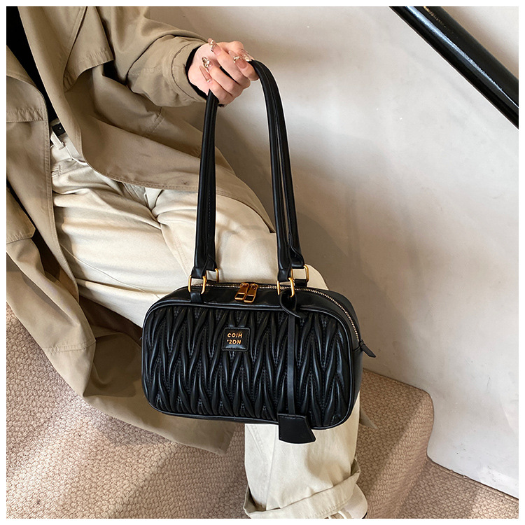 Retro bag for women, large capacity, new 2024 autumn and winter versatile, niche design, single-shoulder underarm bag, commuting pillow bag undefined