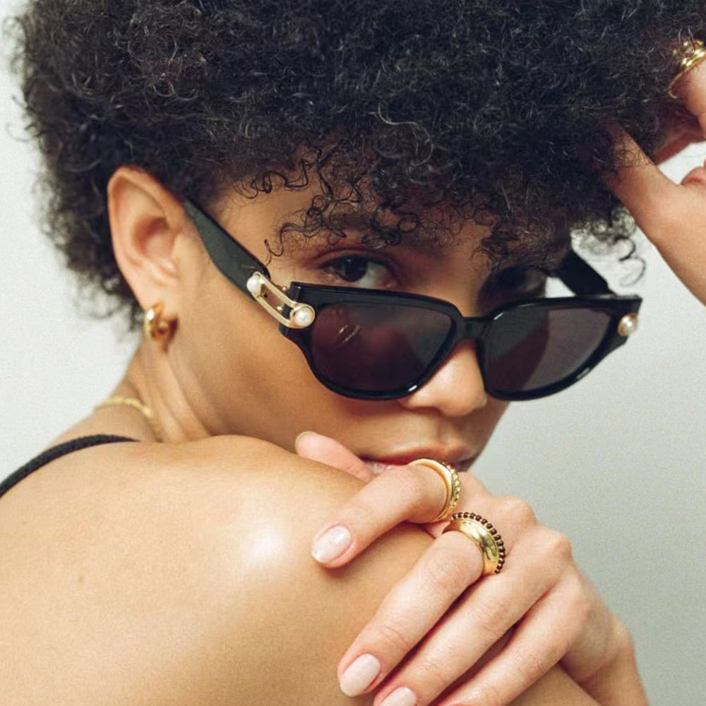 2024 nuevo marco pequeño transfronterizo moderno ojo de gato perla tendencia gafas de sol Europa y América de alta gama ropa de calle imprescindible