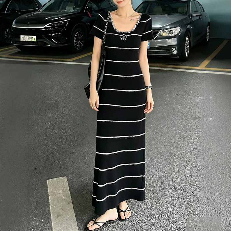 Two-tone striped short-sleeve knitted dress for women, new summer style, elegant and sophisticated, slim-fitting, bodycon A-line long dress Two-tone striped short-sleeve knitted dress for women, new summer style, elegant and sophisticated, slim-fitting, bodycon A-line long dress