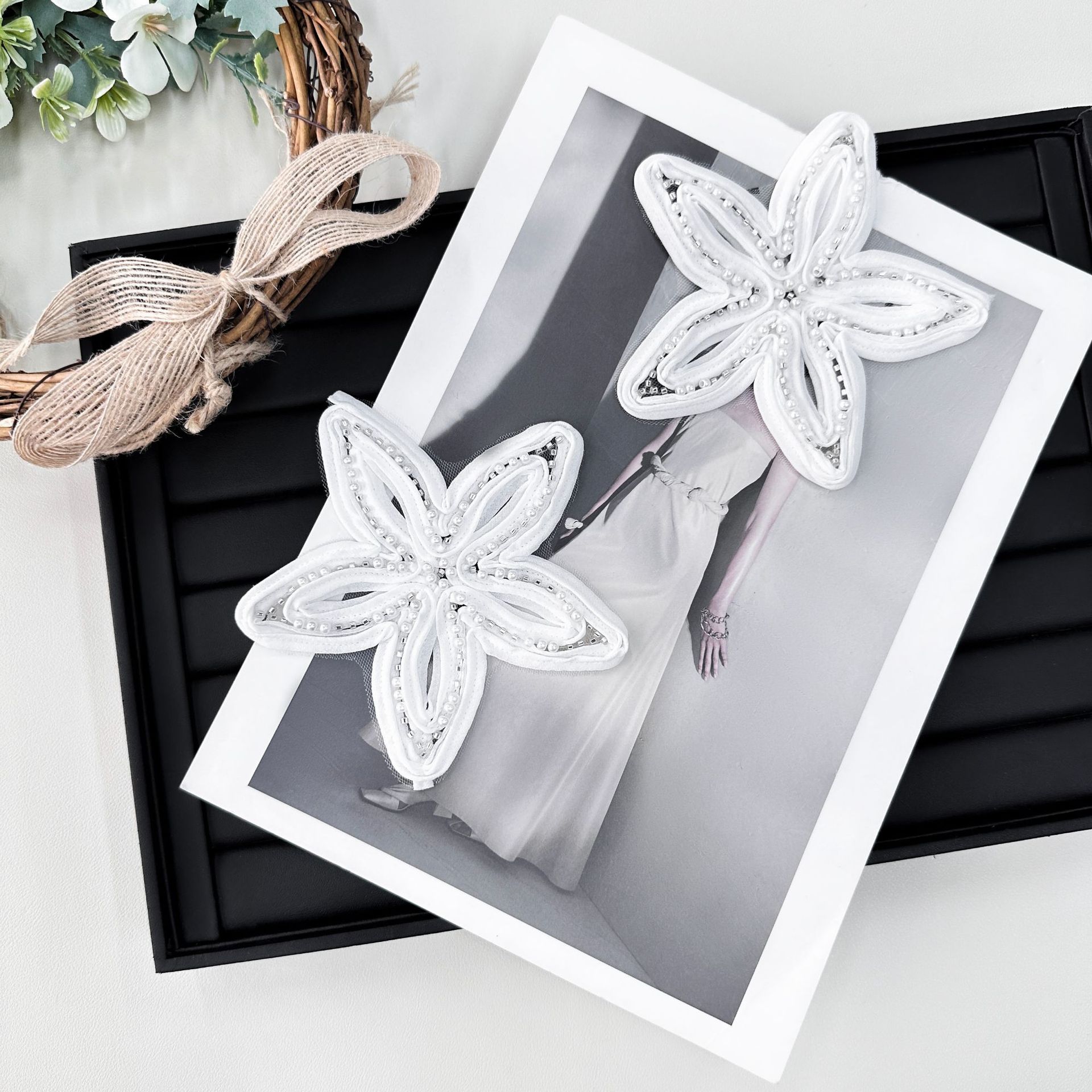 Adhesivos de tela de flores blancas con bordes de perlas, exquisitos accesorios de decoración de ropa tridimensional, bolsos de ropa, zapatos, sombreros, sombreros, accesorios creativos
