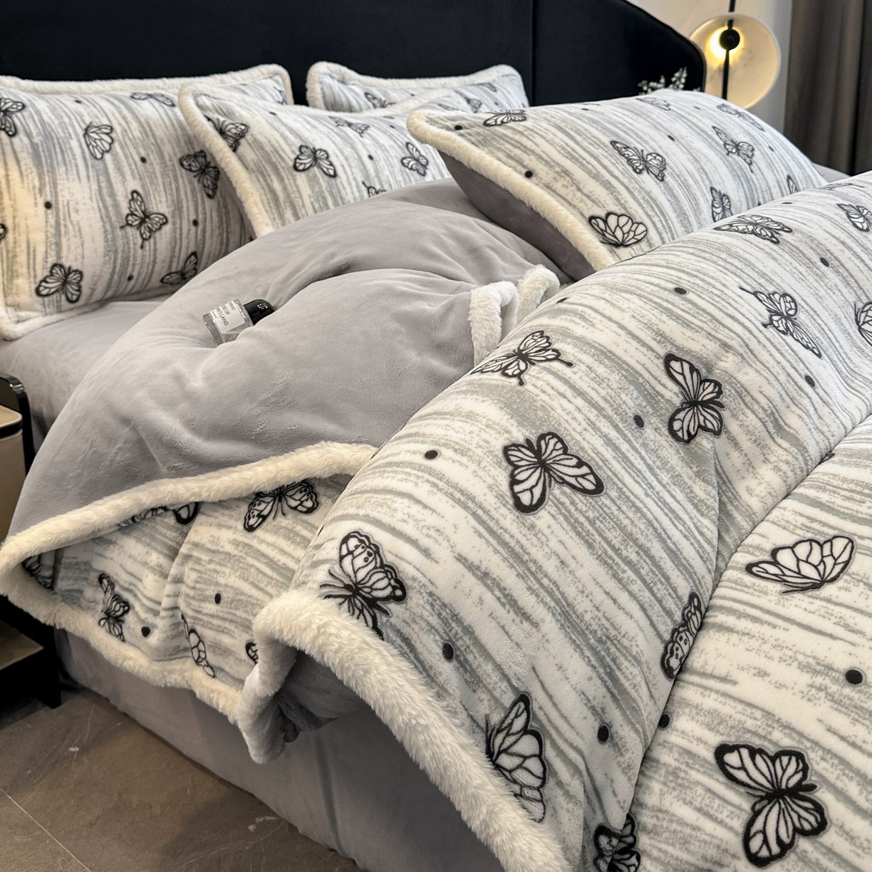 Cuatro piezas de cama de lana de leche tallada otoño y invierno doble edredón cubierta de brida de lana de coral sábanas gruesas de tres piezas