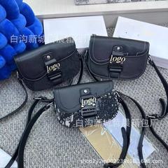 2024対外貿易の迪家の馬の鞍は小さい大衆の気質のリュックサックの刺繍を包んで斜めにアルファベットの男女の通用のメッセンジャーの包みにまたがります。