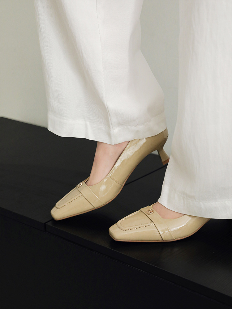 Giày cao gót nữ mũi nhọn cổ điển, gót thô vừa, họa tiết hoa sơn trà, dáng slip-on — đen chi tiết 12