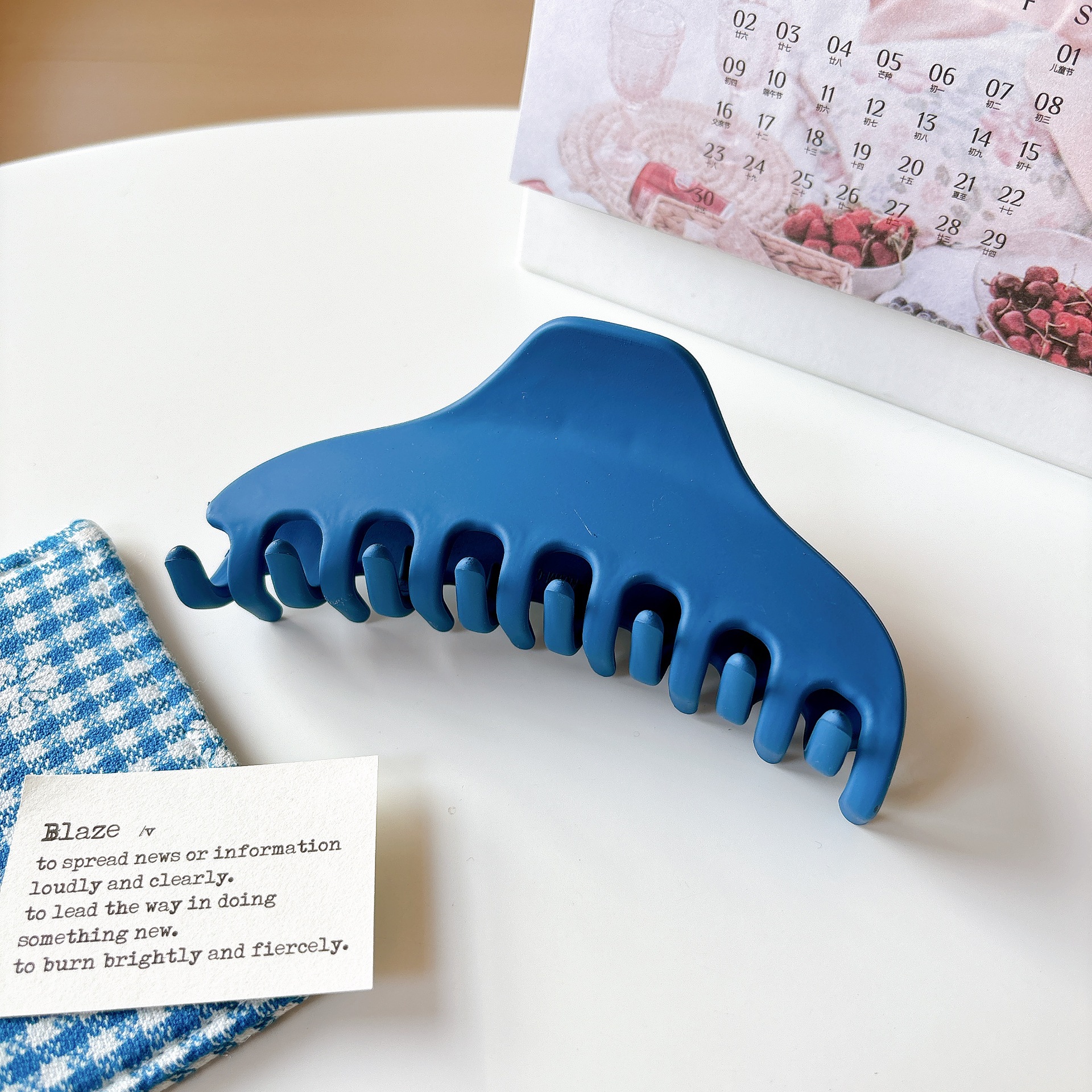 Japonés y coreano accesorios para el cabello hembra Klein azul clip temperamento simple giro horquilla corazón pequeña horquilla placa geométrica horquilla