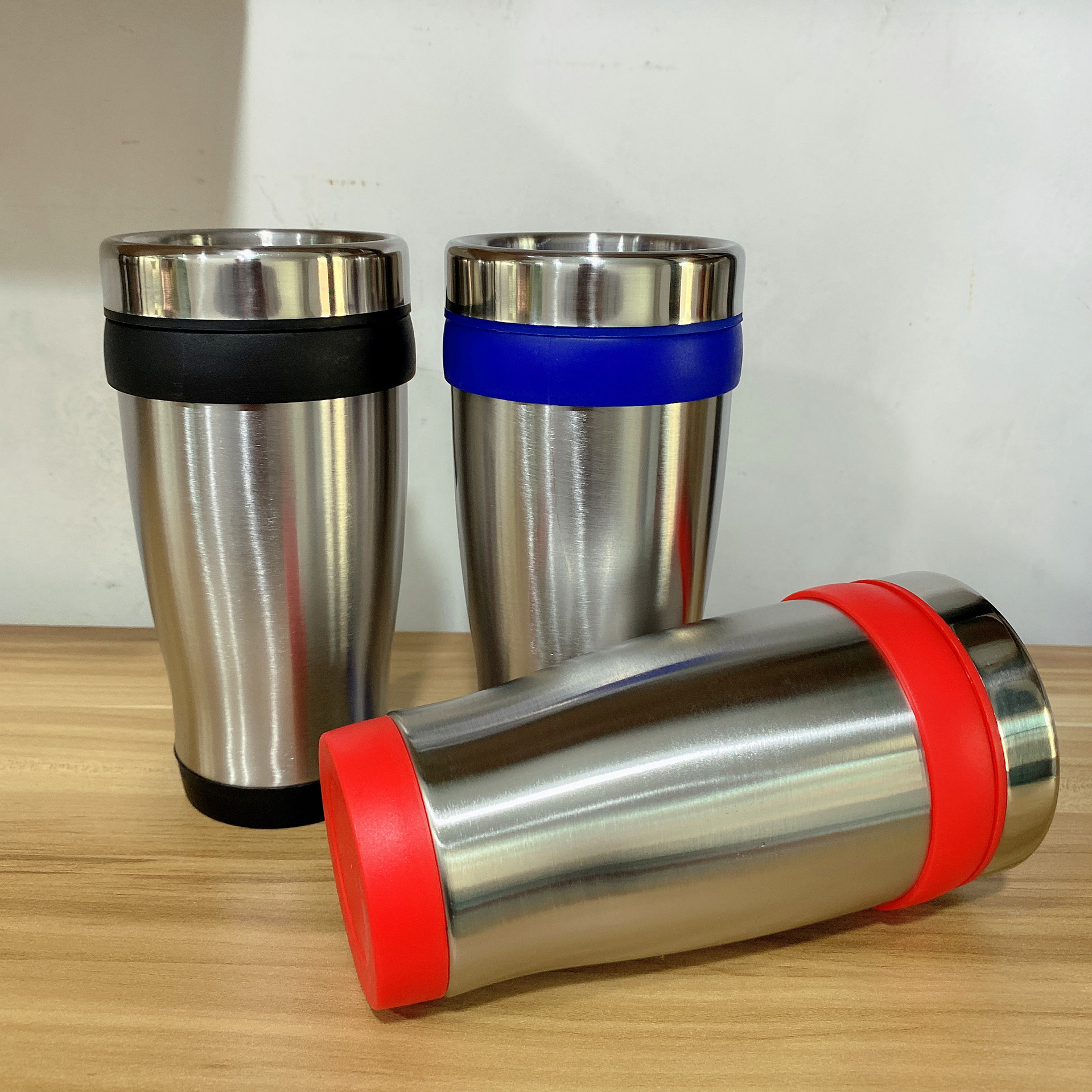 Ventas al por mayor de doble capa de plástico exterior de acero taza de coche de plástico de acero exterior taza de regalo 450mL taza de agua del coche sin mango