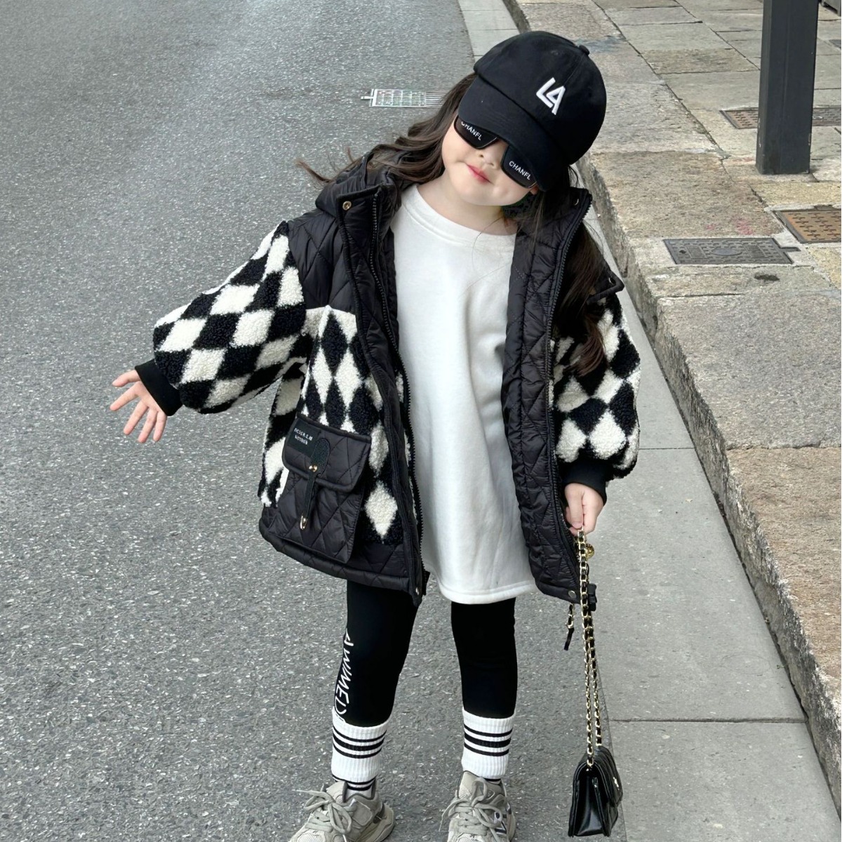2023 Winter Neue Mädchen Modische Diamant Plaid Fleece Koreanische Ausgabe Baby Ausländer Verdickte Baumwolle Mantel_voghion.com