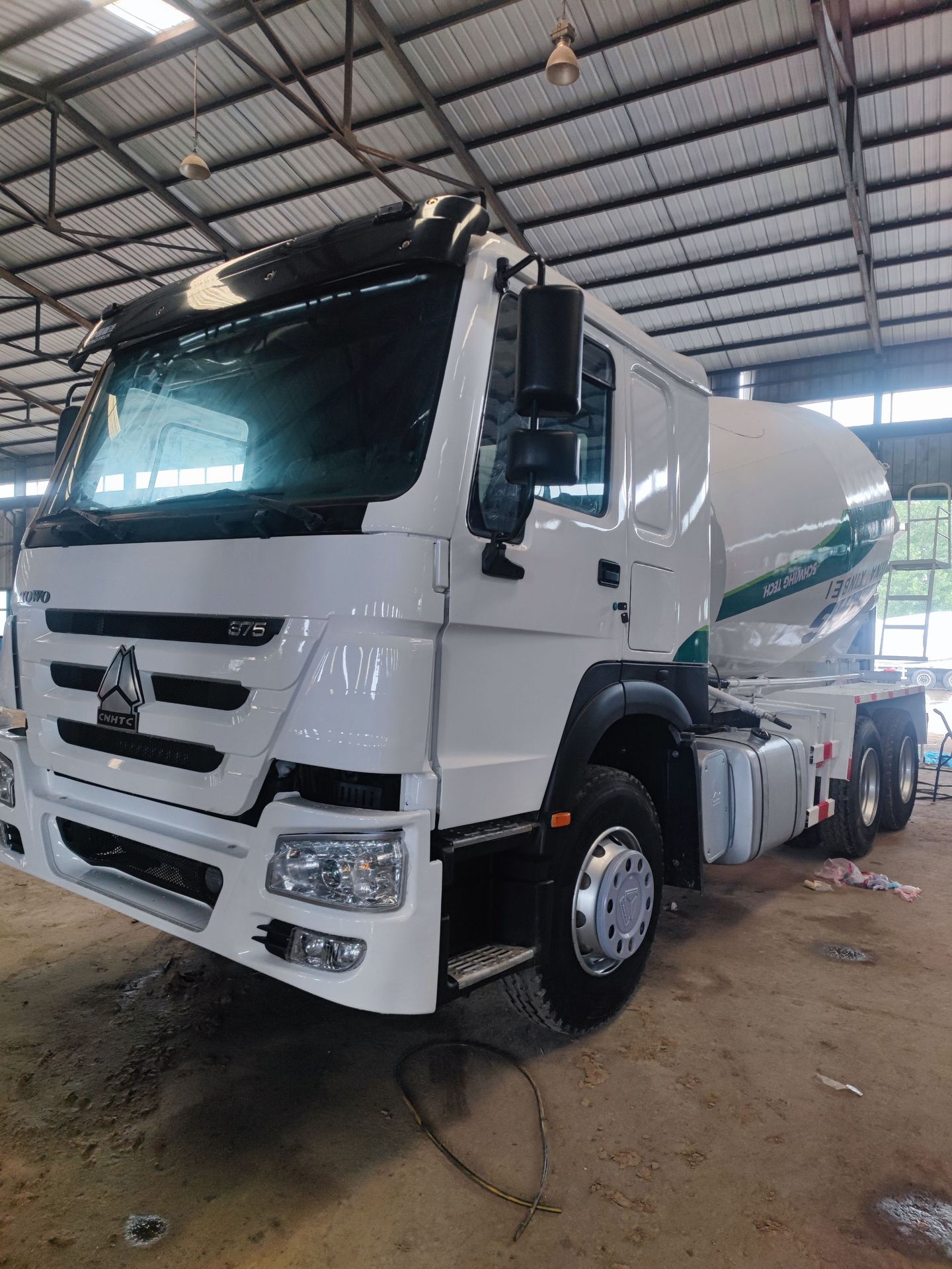 Exporting Howo 350-Horsepower Cement Tanker, Large 12-Cubic-Meter and 14-Cubic-Meter Cement Tanker