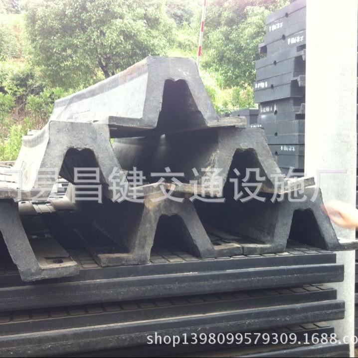 DA400*1000L护舷 DA型码头船用减震橡胶护舷 港口靠泊橡胶防撞条