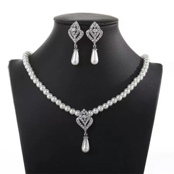 Fashionable necklace and earrings from pearl