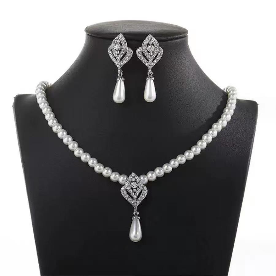 Fashionable necklace and earrings from pearl