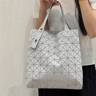 ��ϵ�¿��޶�8*9������������ذ��׺�����������һ��ͨ�ڰ�Ů