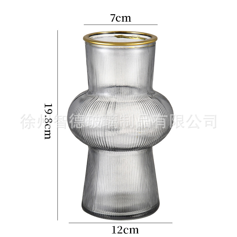 Veinte barras verticales de linternas dibujan hollín dorado