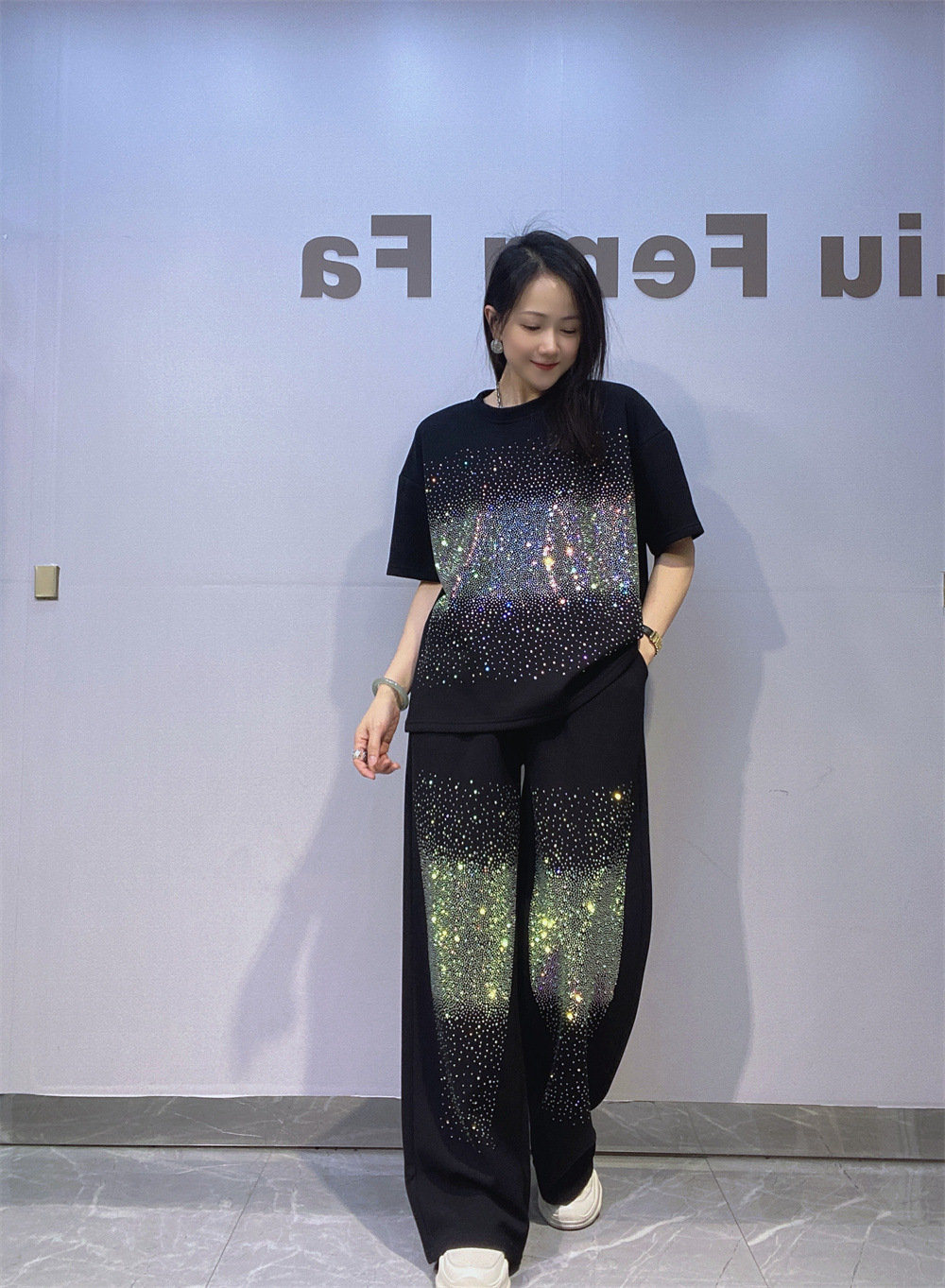 Dos juegos de diamantes calientes de la industria pesada de moda femenina en Europa y los Estados unidos, camiseta de manga corta de cuello redondo de verano femenino, traje de pantalones largos de tubo recto