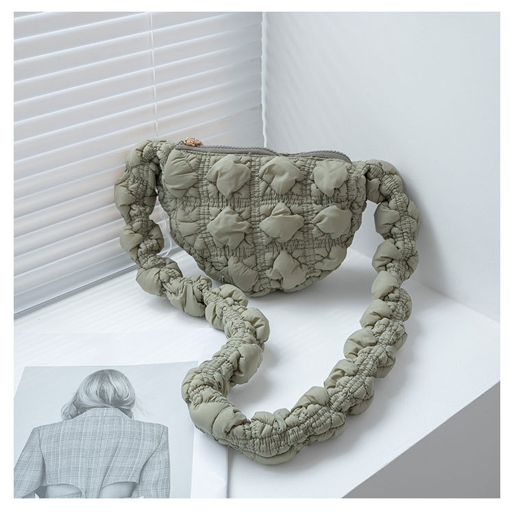 2024 nuevo bolso de las mujeres bolsa de nube plisada estilo coreano nicho todo partido bolsa de burbuja casual bolsa de masa de hombro bolsa de mensajero