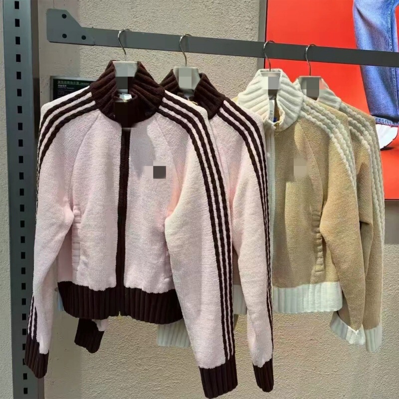 High-quality, vintage-style American three-stripe embroidered long-sleeve sweater with a stand-up collar, perfect for autumn and winter, offering a relaxed and loose fit High-quality, vintage-style American three-stripe embroidered long-sleeve sweater with a stand-up collar, perfect for autumn and winter, offering a relaxed and loose fit