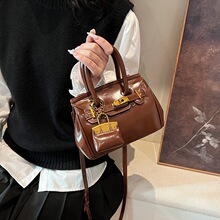 ����Ů2025�羳�¿�ٴ�͹ņμ�б���С���������K����p��