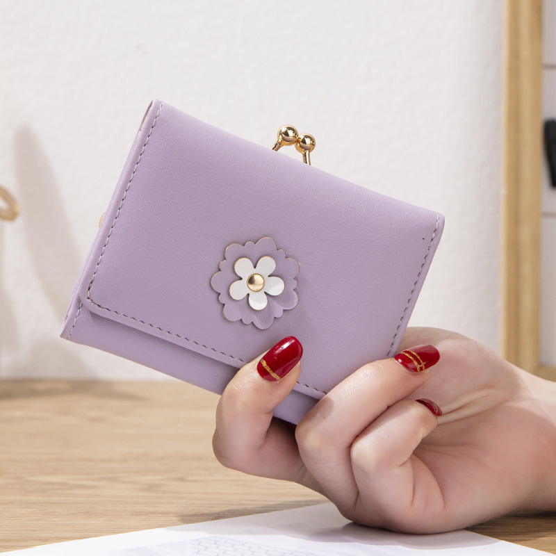 Short small wallet for leisure