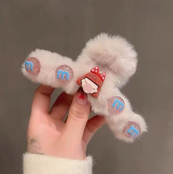 M — девочка (плюшевый зажим)