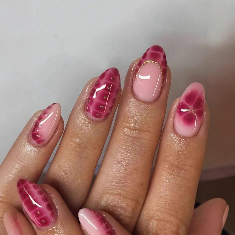 Red Almond-Shaped Manicure, Popular in Europe and America, Marble Crack Pattern, Medium-Short Style, Wearable Nail Patches, Wholesale 24 Pieces