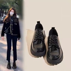 小さい革靴の女性のタイプの英倫風の靴の2024の新型の春と秋の爆発の厚い底の楽福の靴の黒い女性の靴
