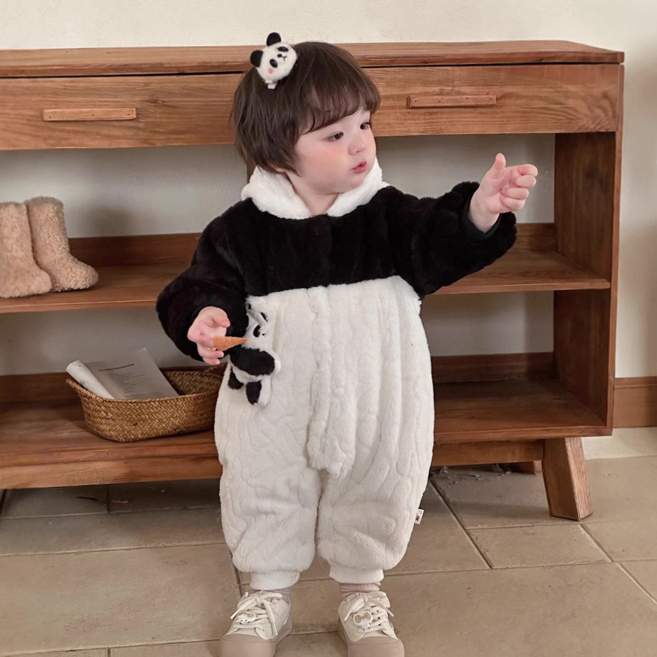 Nuevo bebé de invierno, dibujos animados de estilo occidental, lindo panda, pelaje grueso, cálido, cómodo y suave, ropa de gateo para bebés