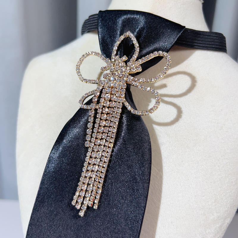 Cravatta floreale nera con strass e nappe accessorio per donna_voghion.com