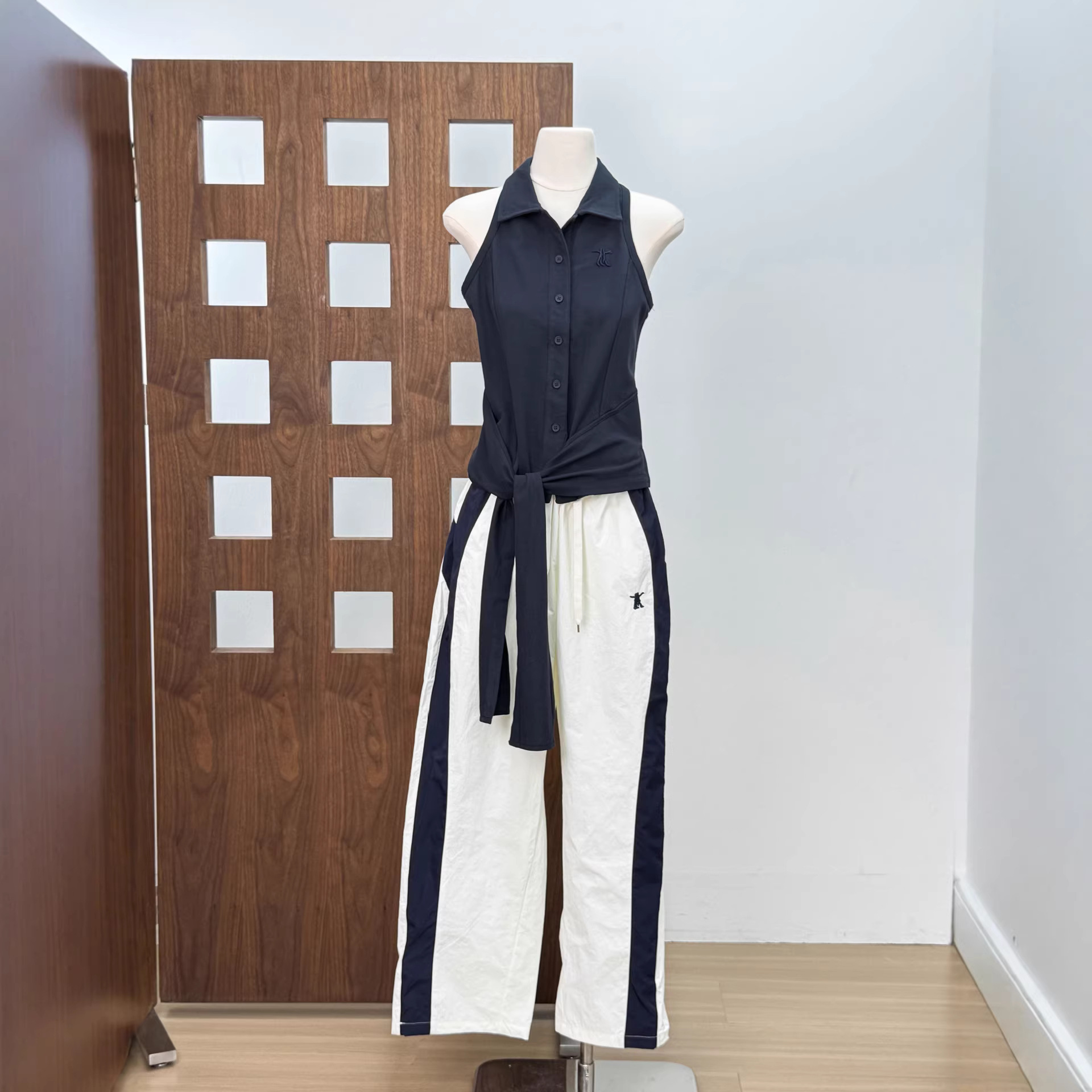 Niche Design Sleeveless Polo Collar Top with Ribbon Hem for Women + Elastic Quick-Dry Sports Pants Embroidered Set