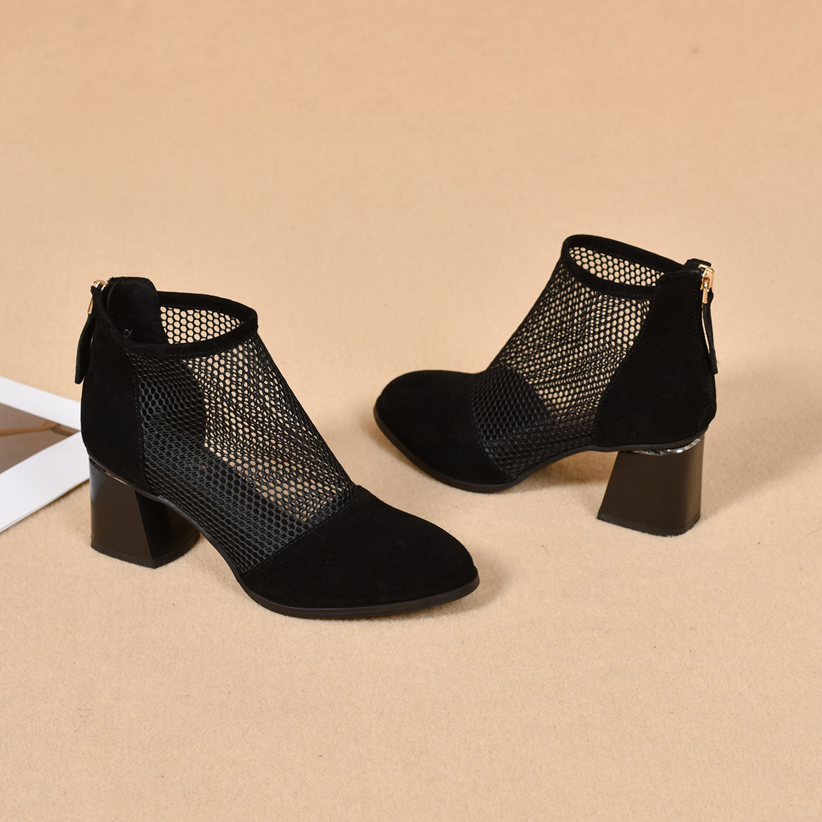 Dép sandal nữ da lộn gót thấp quai chữ V thoáng khí — đen