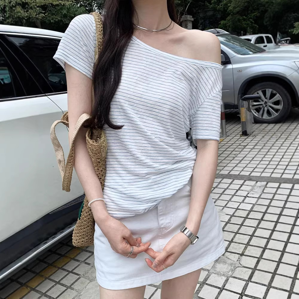Temple Mili Korean-Style Stunning Loose Blue Striped Short-Sleeve T-Shirt for Women, Summer 2025, Sweet and Spicy Design with One-Shoulder Exposed Design