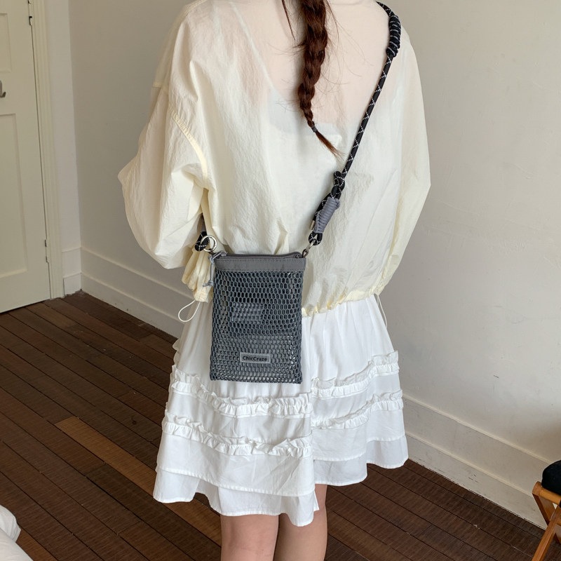 Verano pequeño 2026 hueco móvil ligero bolso de viaje de mujer nueva moda bolso de malla nicho hombro único
