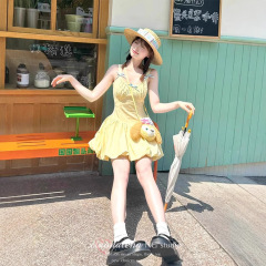 甘いギャルの黄色のストラップのワンピースの女性の夏の年齢を減らします。