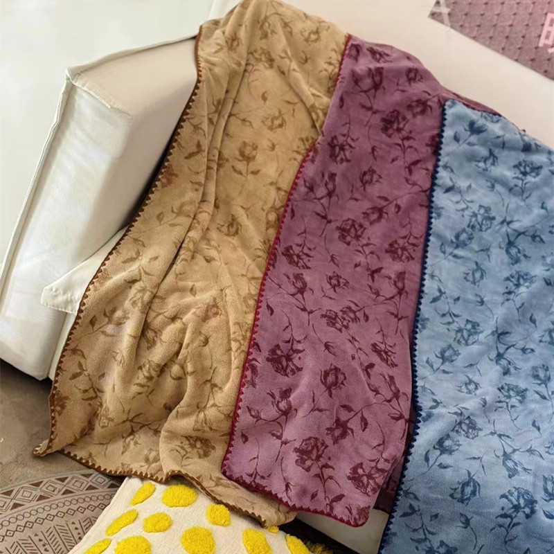 Bellflower Coral Velvet Printed Thickened Large Bath Towel Towel Absorbs Water, Soft and Does Not Shed Lint, Printed Hook Edge for Men and Women for Bathing