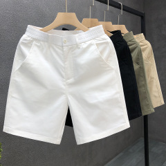 白カジュアル半ズボンを合わせています。