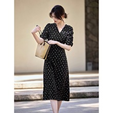 ��ʽ���Ų�Ъ�B��ȹŮ�ļ�ͨ�ں��s�����@��V�I�黨ȹ��