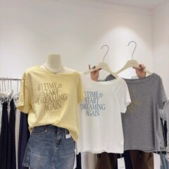 アメリカのファッションモデルの流行の斜めの肩の1字の襟の半袖のtシャツの女性の夏の竹節の綿はゆったりしていてやせている底のシャツの上着を現します。