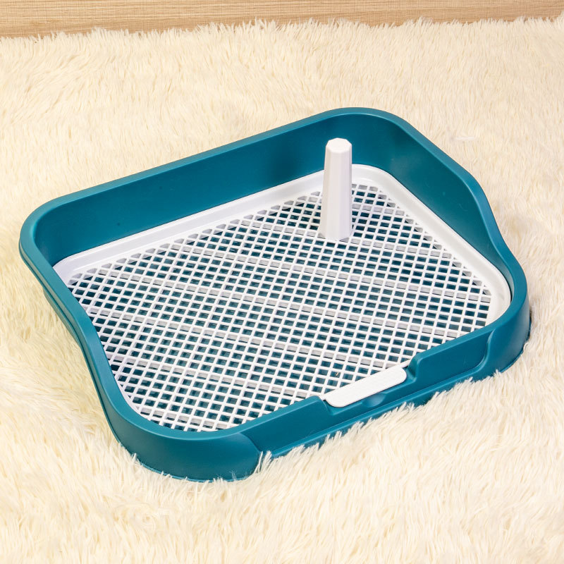 犬のトイレの小さいサイズの高い囲いのはね防止のプラスチックの子犬の犬の砂のたらいは柱を持っています。|undefined