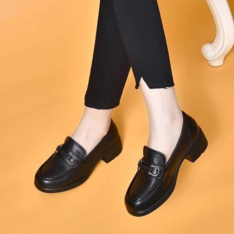 2026 nuevo estilo de verano británico zapatos de cuero poco profundos zapatos de talón grueso cabeza redonda con suela suave zapatos Lefour negros zapatos individuales