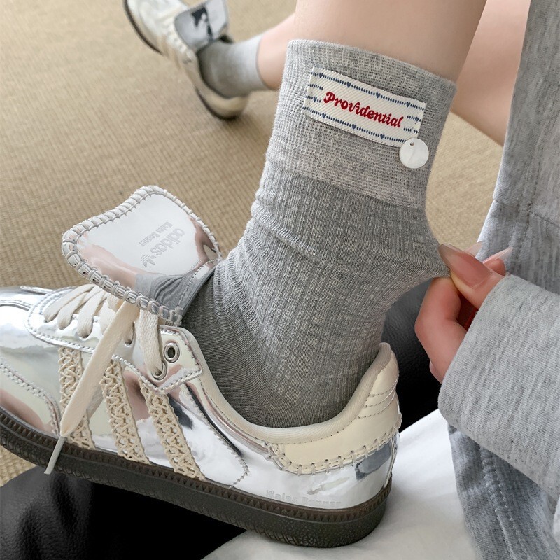 Korean-Style Gray Fabric Label Shell Socks for Women, Mid-Calf Socks, Seamless Slouch Socks Paired with Birkenstock Shoes, Solid Color Simple Long Socks