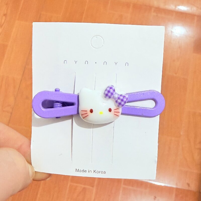 보라색 체크무늬 리본 고양이