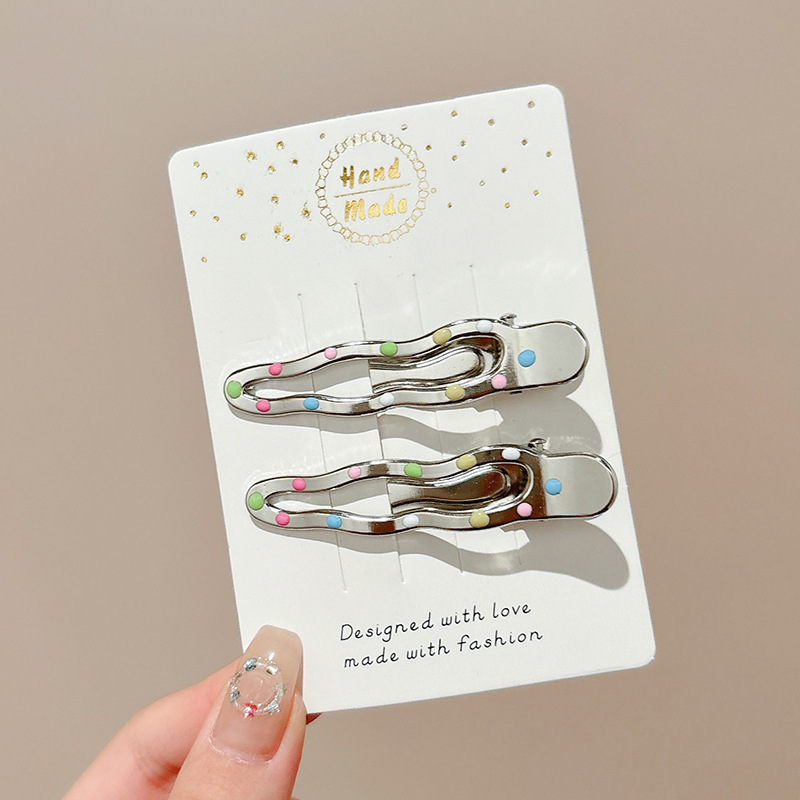 Sweet Cool Metal Hairpin Mujeres 2025 nuevo estilo de alto nivel frente fresa cabello cortado oreja lateral clips adornamiento para el cabello