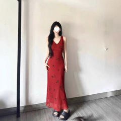 复古红色v领吊带连衣裙女2025夏季新款纯欲风收腰包臀裙气质长裙