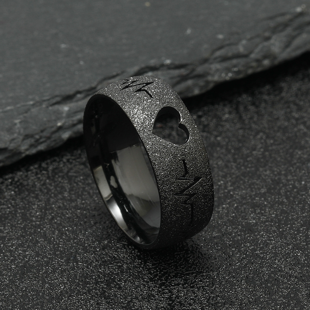 Cruz-frontera estilo europeo y americano creativo joyería de acero inoxidable corte corazón hueco ECG esmerilado titanio anillo de acero fabricante